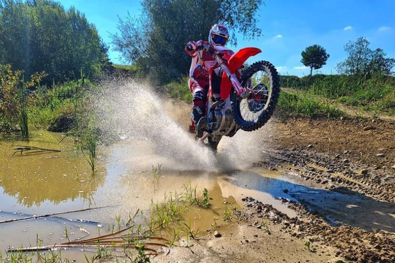 Enduro Training Schweiz: Bachdurchfahrt im Gelände