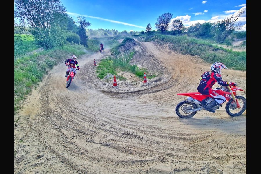 Motocross Schnupperkurs: Einsteiger auf der Strecke der MX-Academy