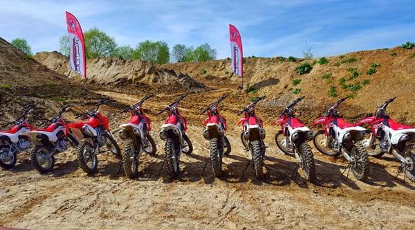 Motocross Shop Schweiz: Honda Motocross Bikes der MX-Academy auf der Strecke – Motoshop Schweiz